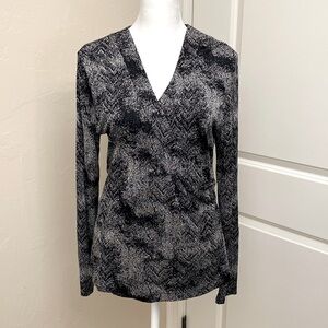 Chicos Travelers Womens Faux Wrap Knit Top Black Silver Slinky knit Pullover  M